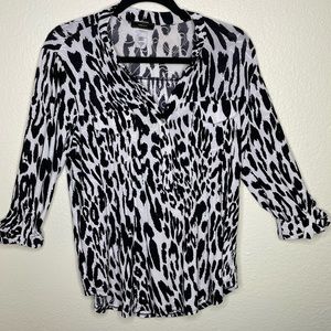 Vero Rose v neck blouse Size medium.  Excellent condition.